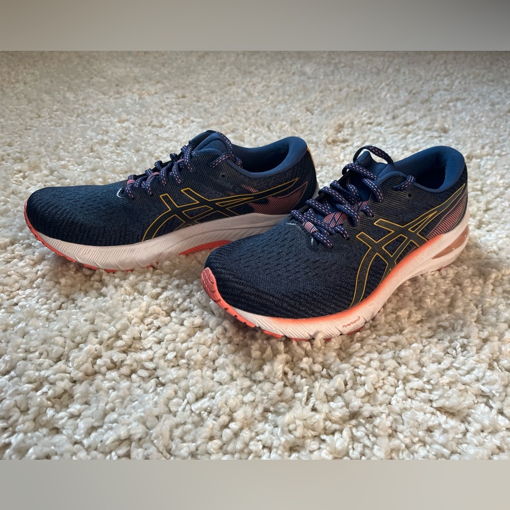 Asics GTS 2000-10 LIKE NEW worn once for 3 miles